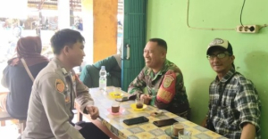 Serka Andri dari Babinsa Lenggang dan Polsek Bersinergi Jaga Kondusivitas dan Antisipasi Kebakaran