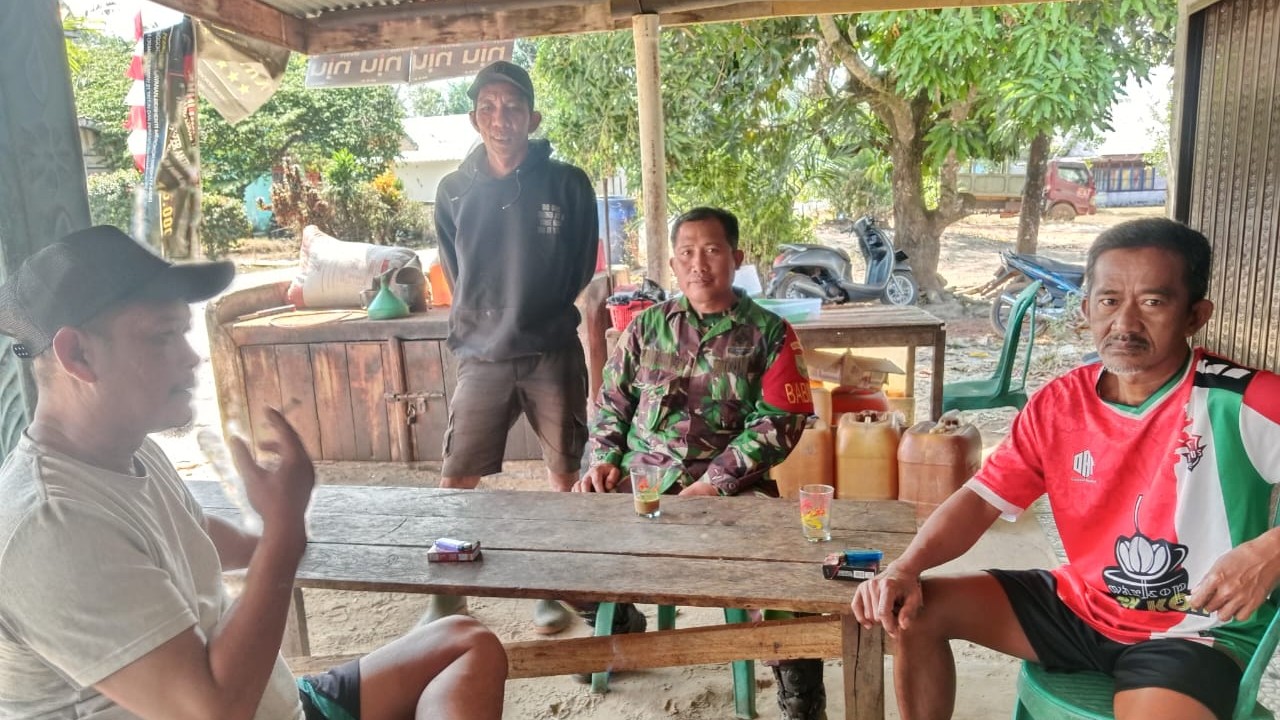 Babinsa Senyubuk Sertu I Kadek Edi P Ajak Warga Waspadai Cuaca Ekstrem dan Cegah Karhutla 7 Babinsa Senyubuk Sertu I Kadek Edi P Ajak Warga Waspadai Cuaca Ekstrem dan Cegah Karhutla