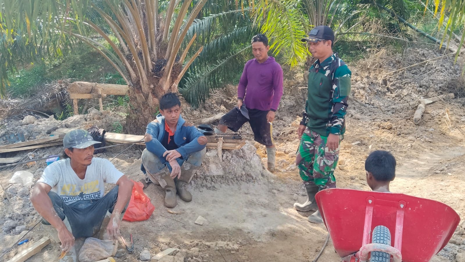 Komsos di Perpat,Sertu Didi K Ingatkan Warga Utamakan Keselamatan Kerja dan Cegah Potensi Kebakaran 7 Komsos di Perpat,Sertu Didi K Ingatkan Warga Utamakan Keselamatan Kerja dan Cegah Potensi Kebakaran