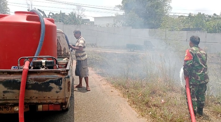 Lahan Seluas 0,25 Hektare Terbakar di Dusun Pelataran Senyubuk Beltim, Api pun Berhasil Dipadamkan 7 Lahan Seluas 0,25 Hektare Terbakar di Dusun Pelataran Senyubuk Beltim, Api pun Berhasil Dipadamkan