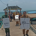 Babinsa Serka Yusup Monitor Distribusi Logistik Pilkades Serentak 2026 di Pulau Seliu