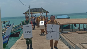Babinsa Serka Yusup Monitor Distribusi Logistik Pilkades Serentak 2026 di Pulau Seliu