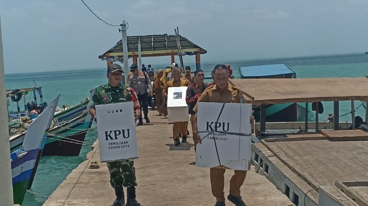 Babinsa Serka Yusup Monitor Distribusi Logistik Pilkades Serentak 2026 di Pulau Seliu 7 Babinsa Serka Yusup Monitor Distribusi Logistik Pilkades Serentak 2026 di Pulau Seliu