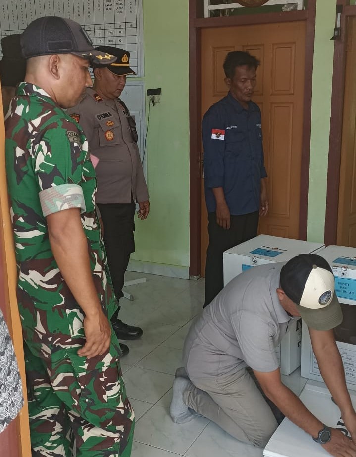Babinsa Serka Yusup Monitor Distribusi Logistik Pilkades Serentak 2026 di Pulau Seliu 9 AddText 09 14 01.22.50