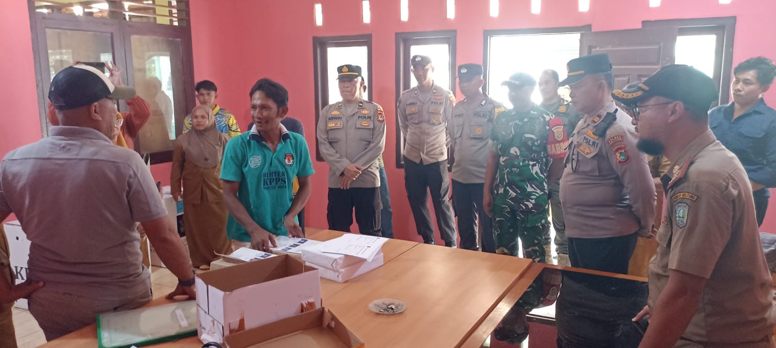 Babinsa Serka Sucipto Monitor Logistik Pilkades Serentak 2026 di Desa Padang Kandis 8 AddText 09 14 01.29.15