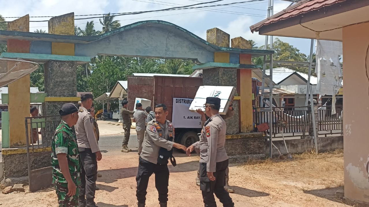 Babinsa Serka Sucipto Monitor Logistik Pilkades Serentak 2026 di Desa Padang Kandis 9 AddText 09 14 01.29.37
