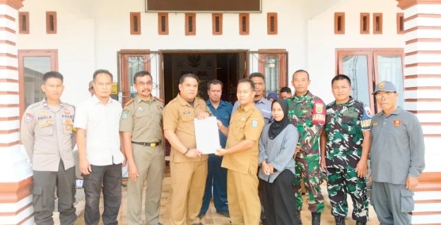 Babinsa Sertu Suprapto Pantau Distribusi Logistik Pilkades 2026 di Desa Ibul