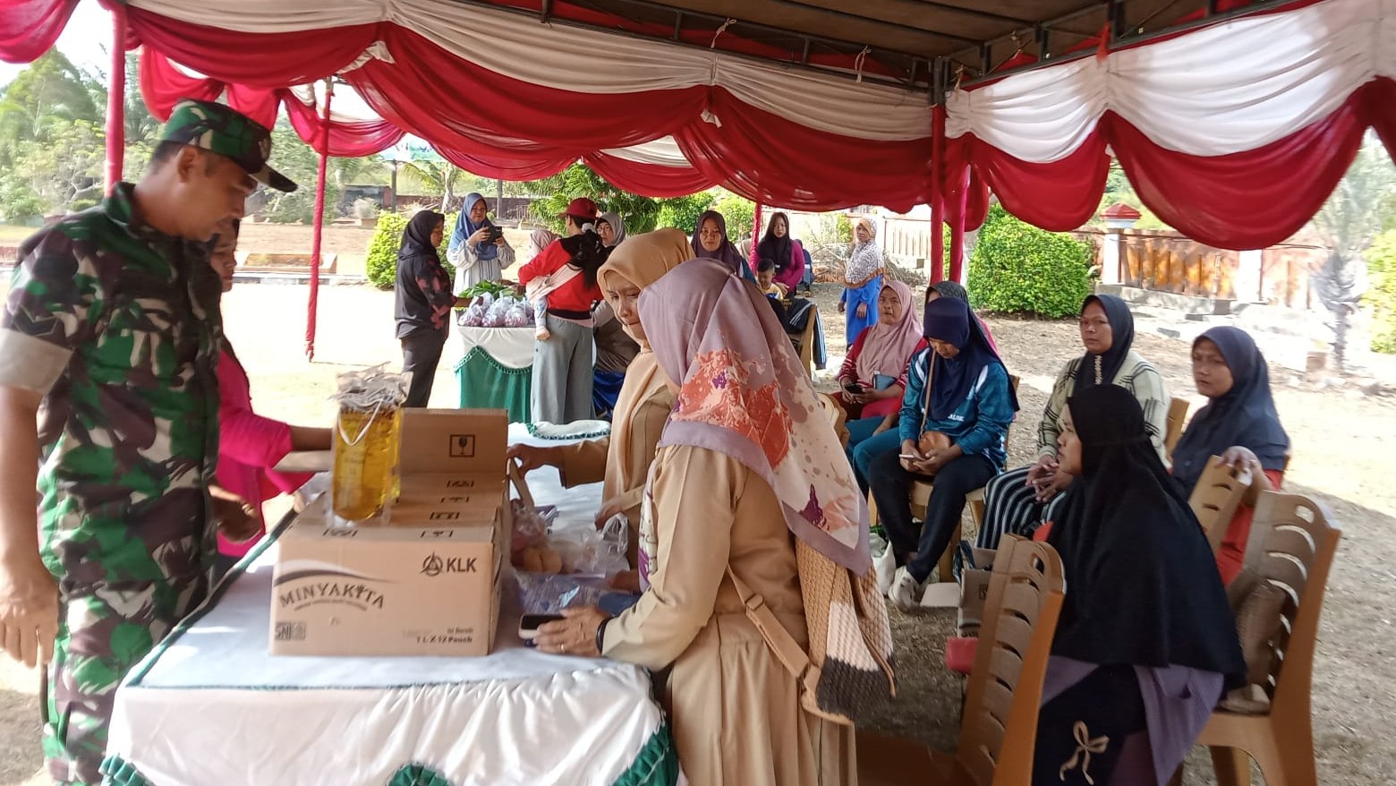 Babinsa Sertu Joko Nugroho Pantau Operasi Pasar di Kecamatan Dendang, Jaga Stabilitas Harga Pangan 7 Babinsa Sertu Joko Nugroho Pantau Operasi Pasar di Kecamatan Dendang, Jaga Stabilitas Harga Pangan