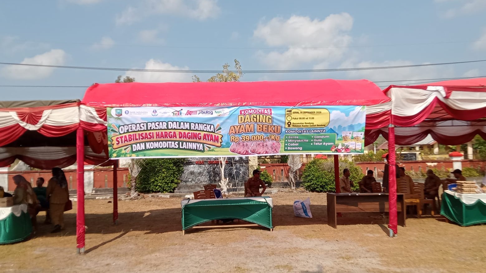 Babinsa Sertu Joko Nugroho Pantau Operasi Pasar di Kecamatan Dendang, Jaga Stabilitas Harga Pangan 8 AddText 09 14 01.48.52