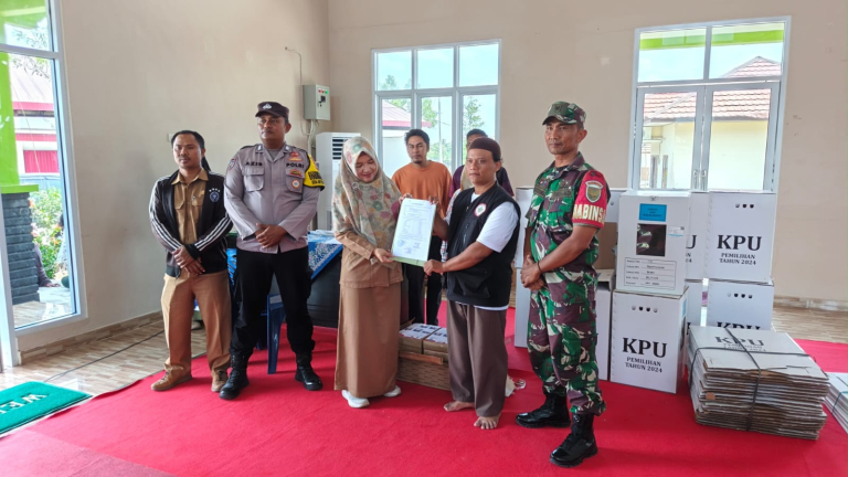 Babinsa Serka Astiyandi Pantau Distribusi Logistik Pilkades 2026 di Air Pelempang Jaya