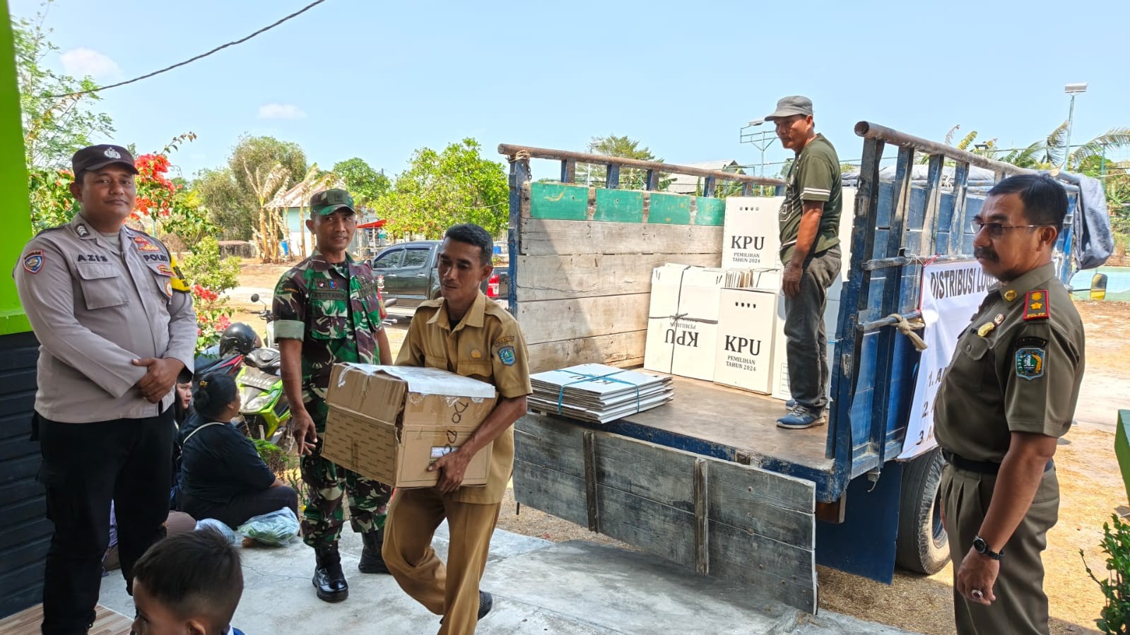 Babinsa Serka Astiyandi Pantau Distribusi Logistik Pilkades 2026 di Air Pelempang Jaya 8 AddText 09 14 01.53.51