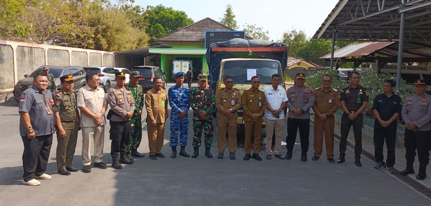 Wabup Belitung Lepas Logistik Pilkades Serentak Belitung: Didistribusikan 37.872 Surat Suara 9 AddText 09 14 06.28.41