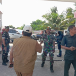Babinsa Sertu Suparna Monitoring Pembagian BBM Pertalite di SPBU Padang