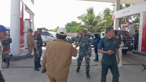 Babinsa Sertu Suparna Monitoring Pembagian BBM Pertalite di SPBU Padang