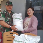 Babinsa Serka Suherman Monitor Penyaluran Bantuan Pangan Beras di Desa Jangkar Asam