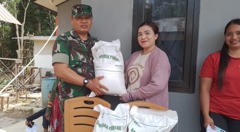 Babinsa Serka Suherman Monitor Penyaluran Bantuan Pangan Beras di Desa Jangkar Asam