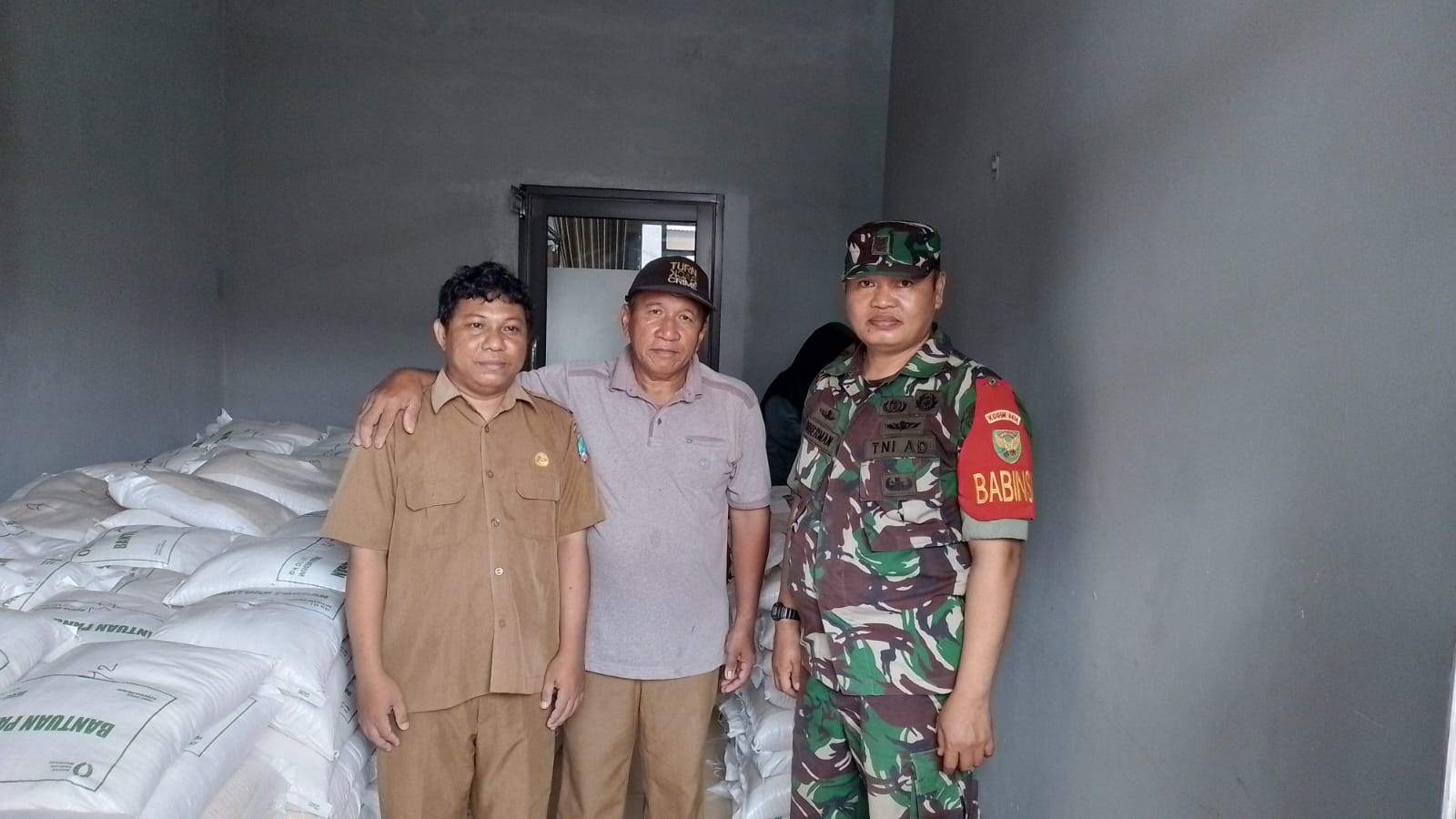 Babinsa Serka Suherman Monitor Penyaluran Bantuan Pangan Beras di Desa Jangkar Asam 8 AddText 09 16 04.00.45