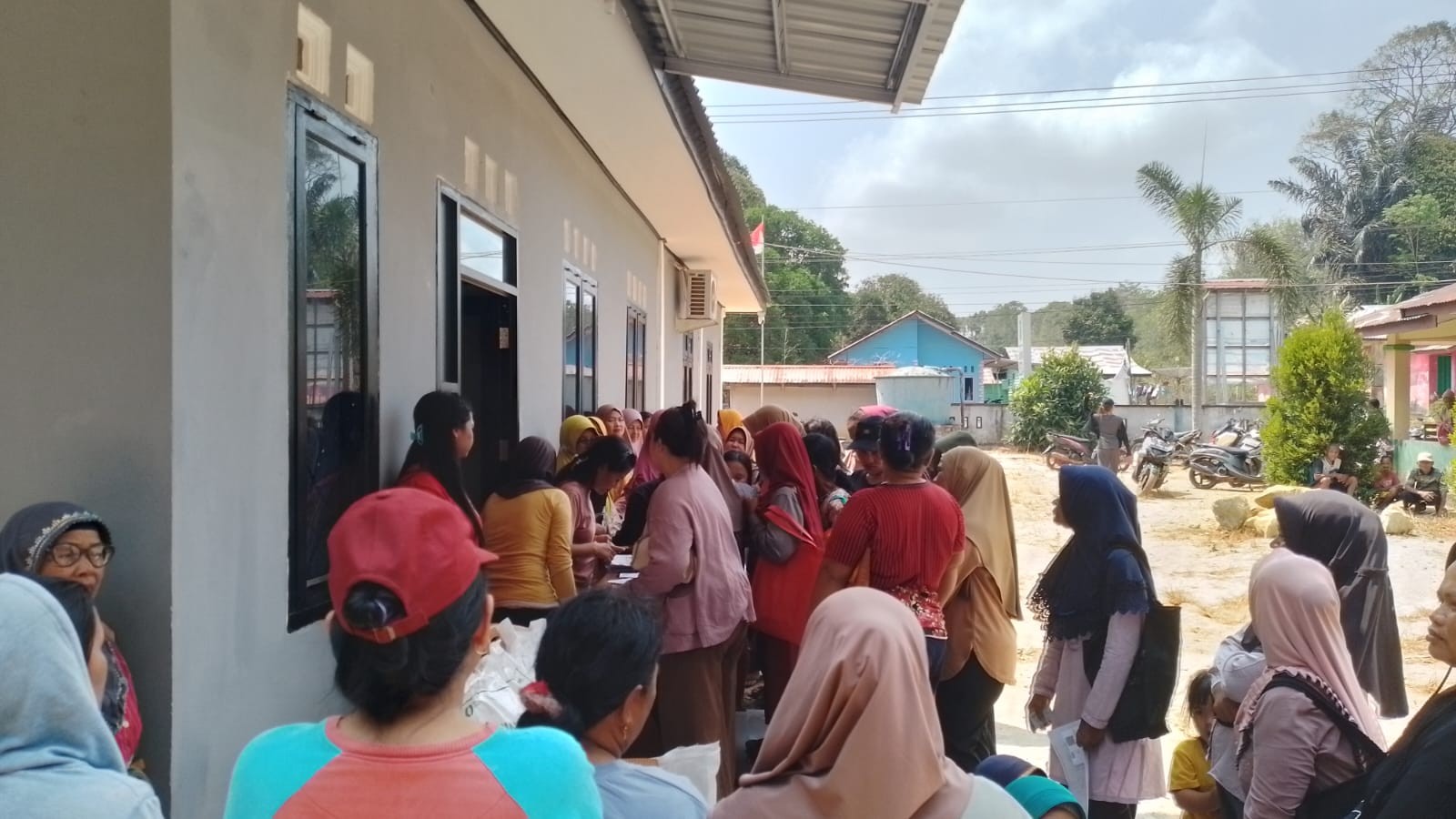 Babinsa Serka Suherman Monitor Penyaluran Bantuan Pangan Beras di Desa Jangkar Asam 9 AddText 09 16 04.01.07