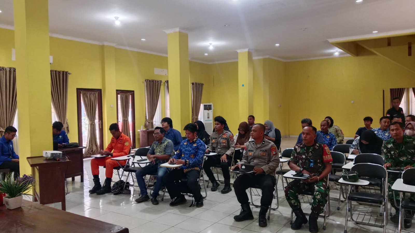 Sertu Wawan, mewakili Danramil 03/Gantung Kegiatan Ikuti Sekolah Lapang Iklim di Beltim 8 AddText 09 17 04.42.14