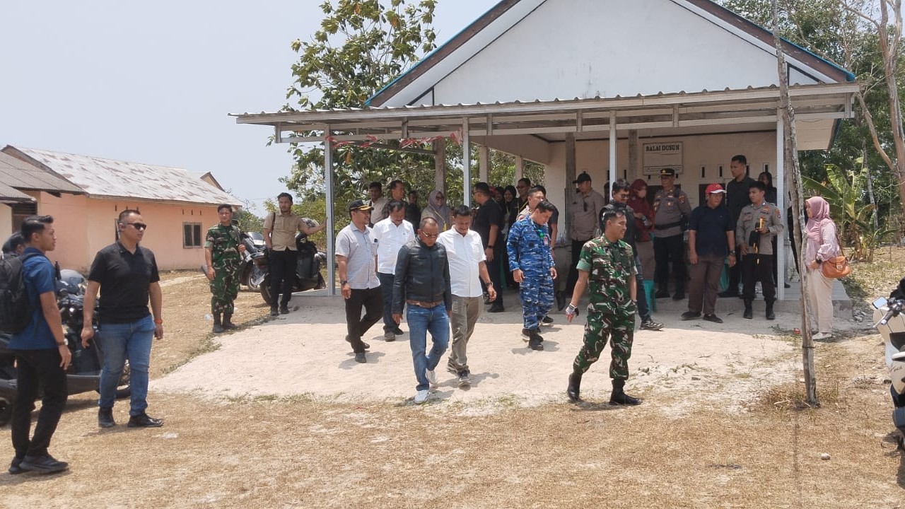 Komandan Kodim 0414 Belitung dan Bupati Tinjau Kesiapan TPS Pilkades Serentak 2026 di Desa Ibul 8 AddText 09 19 01.32.39