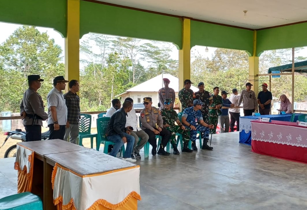 Komandan Kodim 0414 Belitung dan Bupati Tinjau Kesiapan TPS Pilkades Serentak 2026 di Desa Ibul 9 AddText 09 19 01.33.10