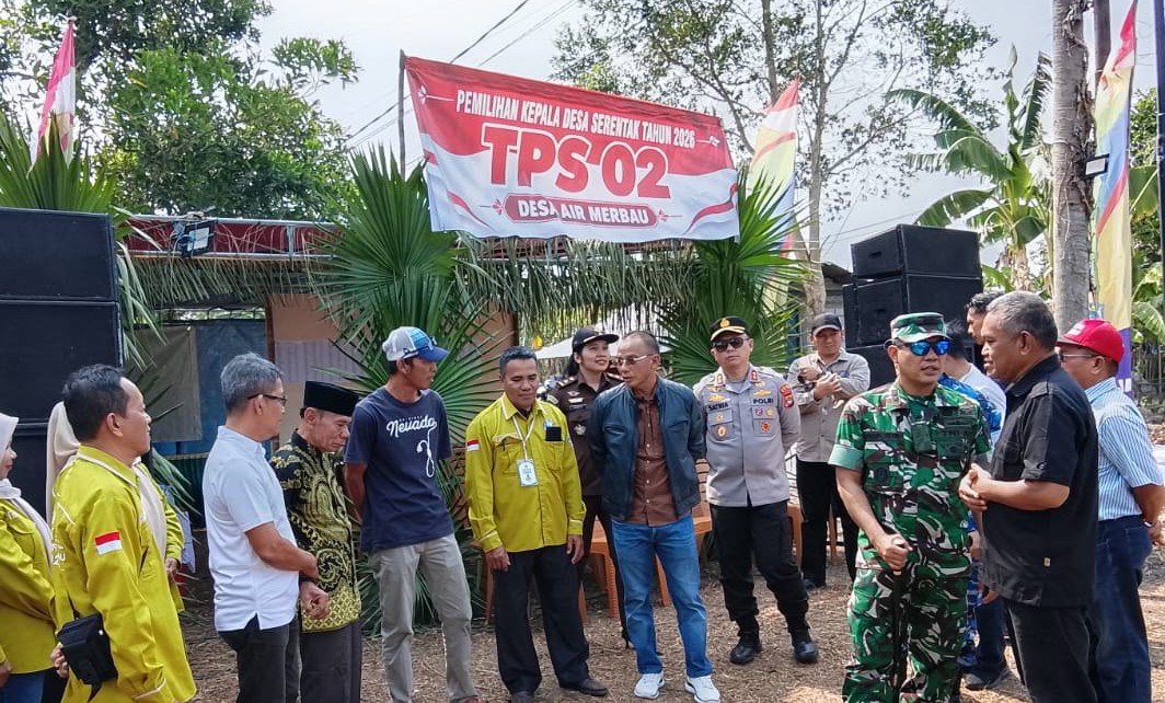 Jelang Pilkades Serentak 2026, Dandim Belitung dan Bupati Tinjau Kesiapan TPS 02 Desa Air Merbau 8 AddText 09 19 02.11.28