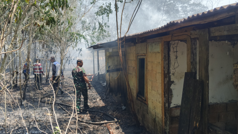Kebakaran Lahan dan Bangunan Eks Warung Kopi Terjadi di Desa Mayang: Api Berhasil Dipadamkan