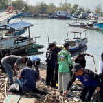 Sambut HUT TNI ke-81, Pemkab, TNI dan Polri, Masyarakat Bersihkan Pantai Tanjungpendam