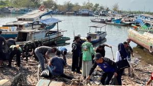 Sambut HUT TNI ke-81, Pemkab, TNI dan Polri, Masyarakat Bersihkan Pantai Tanjungpendam