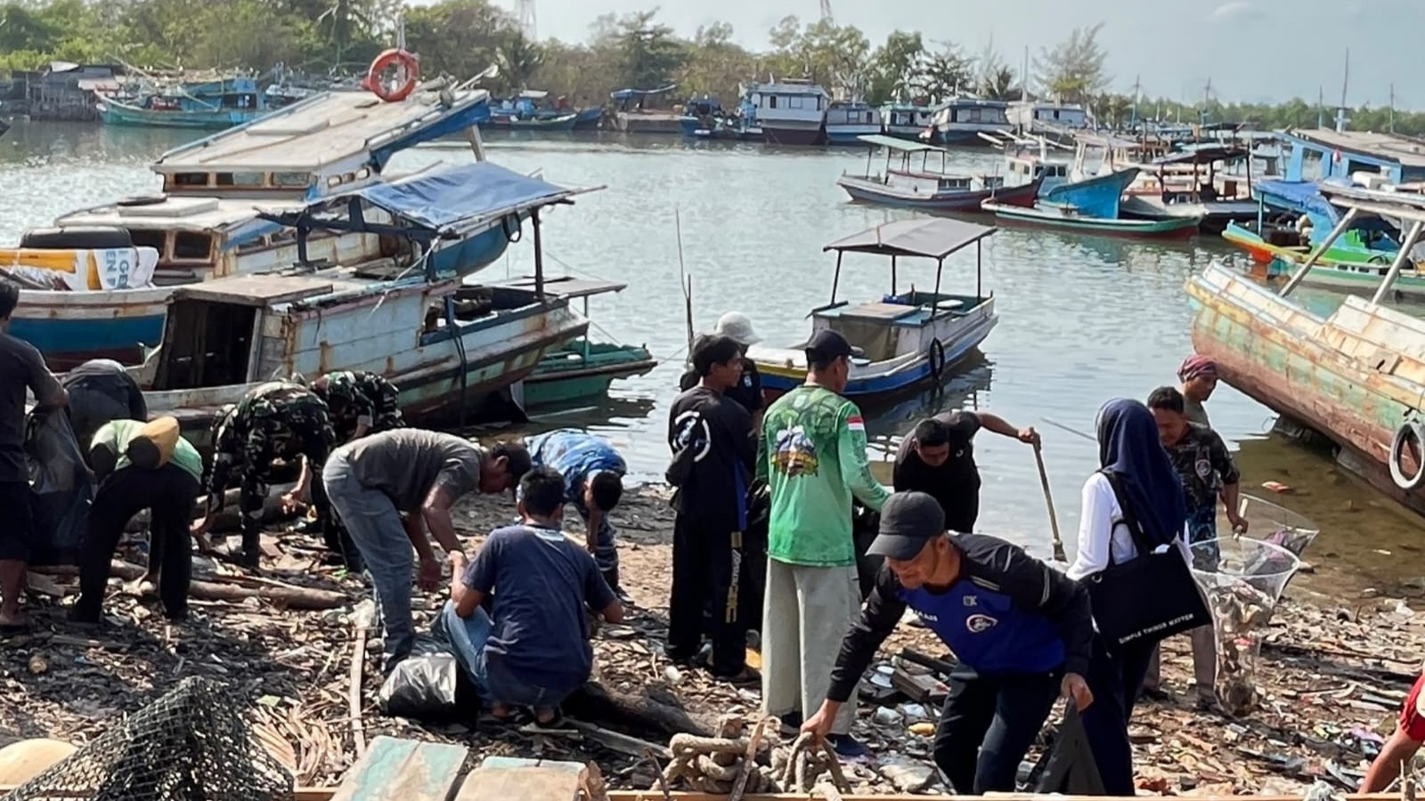 Sambut HUT TNI ke-81, Pemkab, TNI dan Polri, Masyarakat Bersihkan Pantai Tanjungpendam 7 Sambut HUT TNI ke-81, Pemkab, TNI dan Polri, Masyarakat Bersihkan Pantai Tanjungpendam