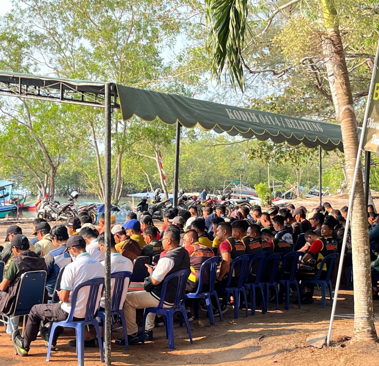 Sambut HUT TNI ke-81, Pemkab, TNI dan Polri, Masyarakat Bersihkan Pantai Tanjungpendam 8 AddText 09 19 05.26.14