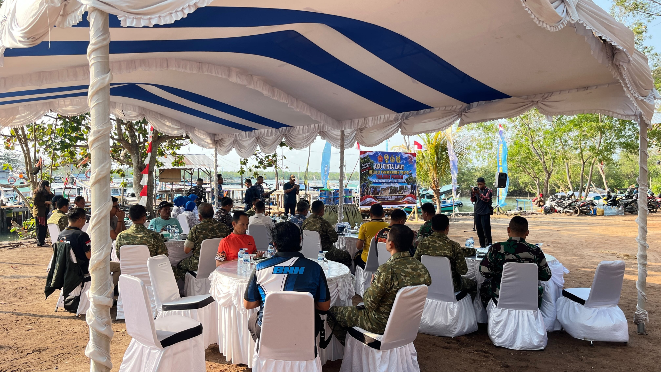 Sambut HUT TNI ke-81, Pemkab, TNI dan Polri, Masyarakat Bersihkan Pantai Tanjungpendam 9 AddText 09 19 05.26.40 scaled