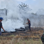 Kebakaran Tumpukan Ban Bekas di Belakang Toko Bangunan Sinar Jaya di Aik Rayak Berhasil Dipadamkan