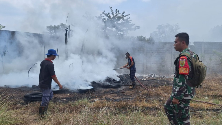 Kebakaran Tumpukan Ban Bekas di Belakang Toko Bangunan Sinar Jaya di Aik Rayak Berhasil Dipadamkan
