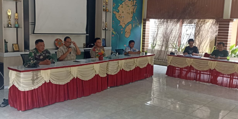 Pjs.Danramil Selat Nasik Hadiri Sosialisasi BBM Bersubsidi dan Rekomendasi Pembelian BBM ke Nelayan