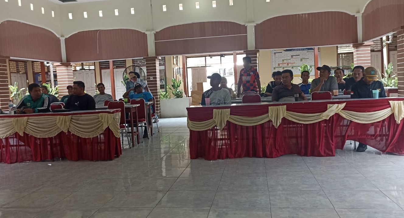 Pjs.Danramil Selat Nasik Hadiri Sosialisasi BBM Bersubsidi dan Rekomendasi Pembelian BBM ke Nelayan 8 AddText 09 20 04.00.44
