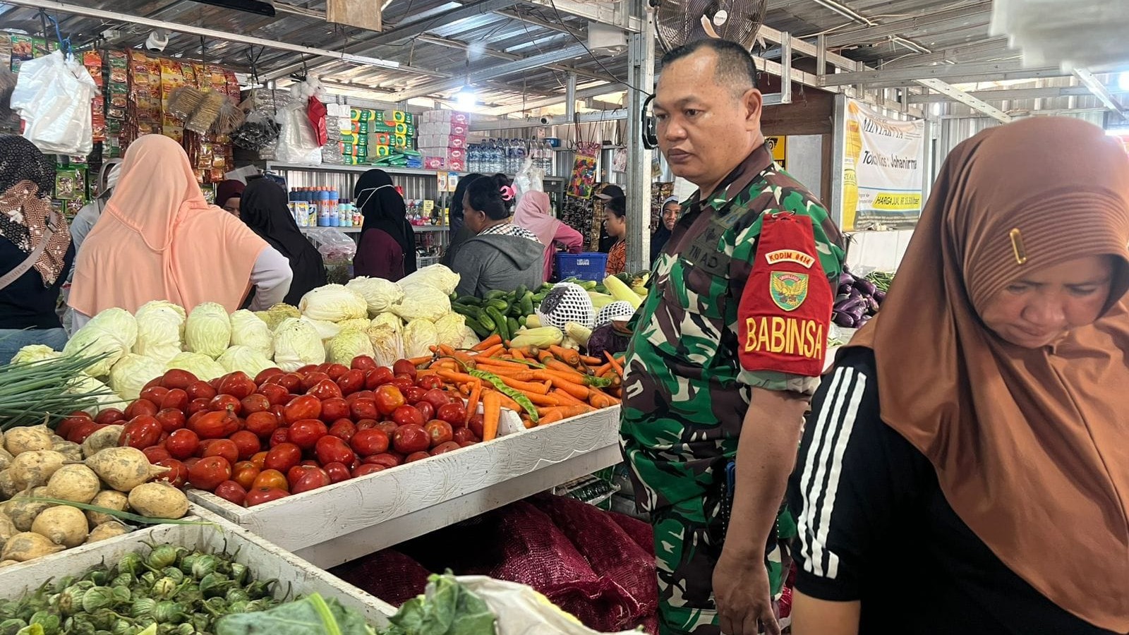 Serka Suherman Komsos dengan Pedagang di Pasar Tradisional Gantung, Pantau Stabilitas Harga Sembako