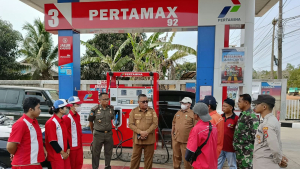 Sertu R. Hutagalung Dampingi Wabup Beltim Tinjau Distribusi BBM Bersubsidi di SPBU Kelapa Kampit