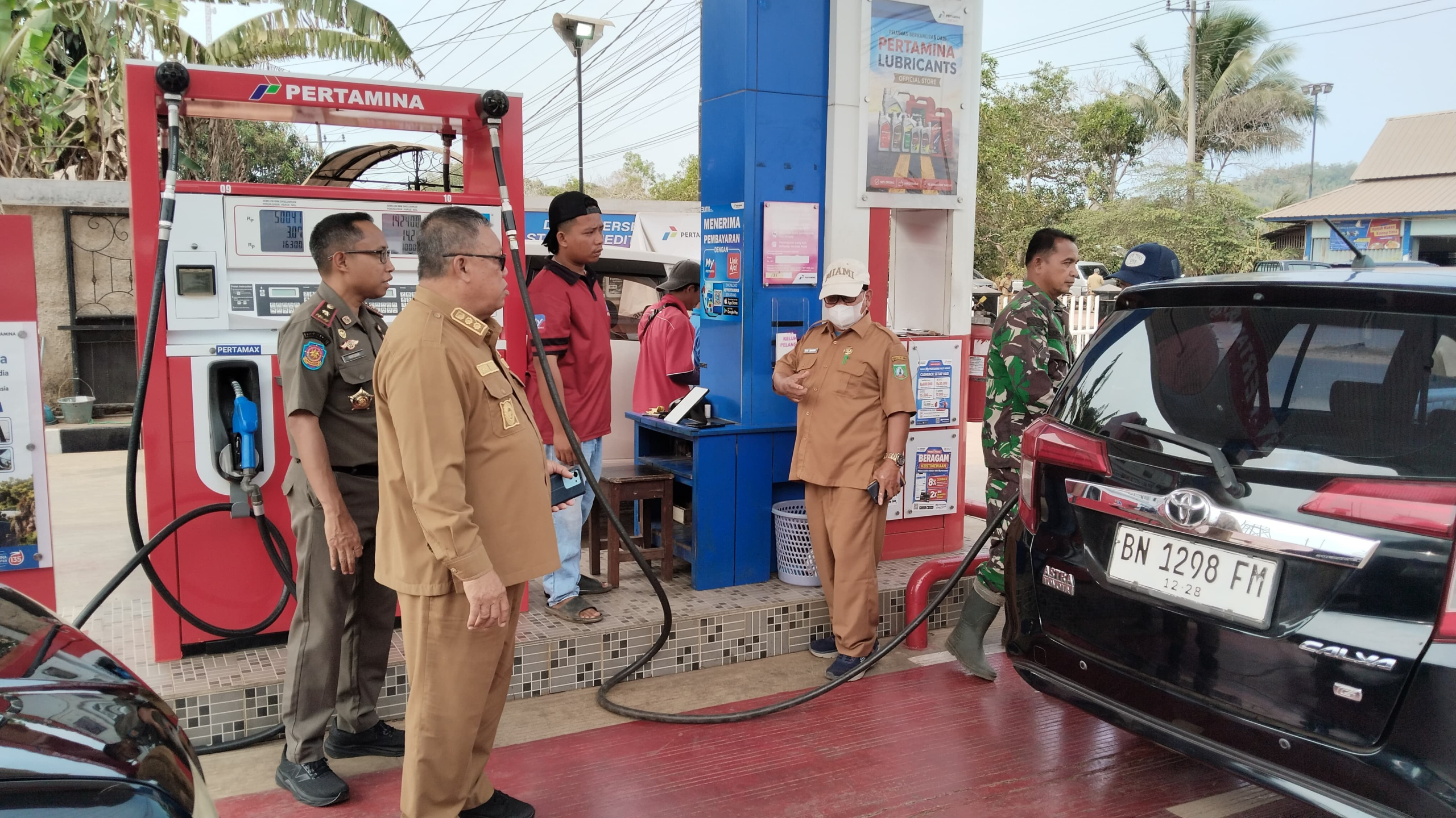 Sertu R. Hutagalung Dampingi Wabup Beltim Tinjau Distribusi BBM Bersubsidi di SPBU Kelapa Kampit 8 AddText 09 21 01.50.07 scaled