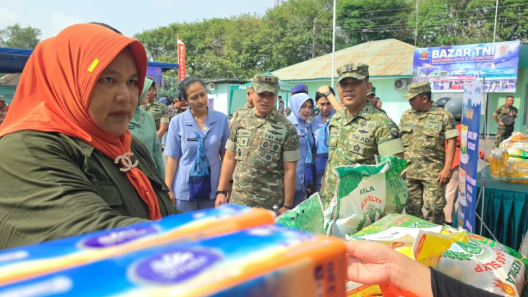 HUT ke-81 TNI, Dandim dan Danlanud Tinjau Bazar Murah di Belitung