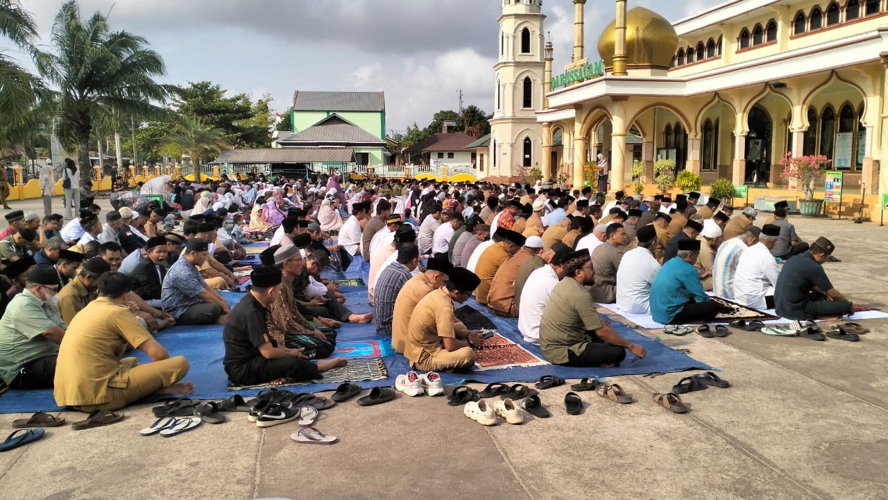 Di Beltim, Ratusan Warga Masyarakat Gelar Shalat Istisqa: Berdoa Memohon Hujan 8 AddText 09 22 02.46.30