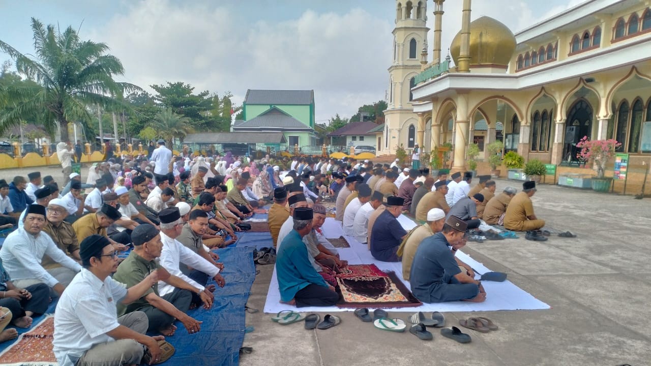 Di Beltim, Ratusan Warga Masyarakat Gelar Shalat Istisqa: Berdoa Memohon Hujan 9 AddText 09 22 02.46.44