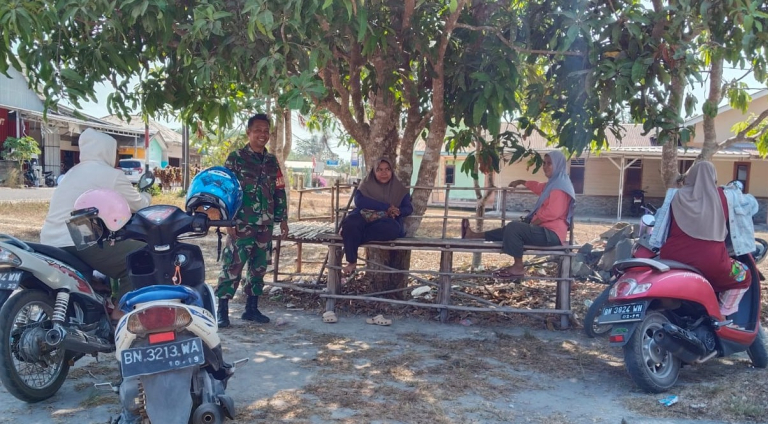 Babinsa Sertu Didi K Gelar Komsos dan Imbau Warga Waspadai Potensi Kebakaran di Desa Membalong