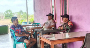 Babinsa Sertu Wawan Setiawan Jalin Komsos dengan Warga Desa Batu Itam