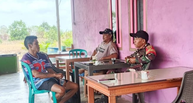 Babinsa Sertu Wawan Setiawan Jalin Komsos dengan Warga Desa Batu Itam 7 Babinsa Sertu Wawan Setiawan Jalin Komsos dengan Warga Desa Batu Itam