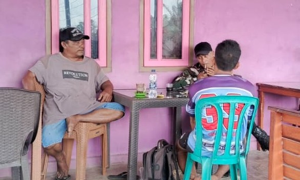 Babinsa Sertu Wawan Setiawan Jalin Komsos dengan Warga Desa Batu Itam 8 AddText 09 23 04.20.18