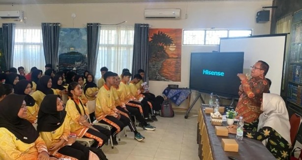 Anggota MPR RI Darmansyah Husein Dorong Pelajar SMAN 1 Manggar Pahami Empat Pilar MPR RI Sejak Dini