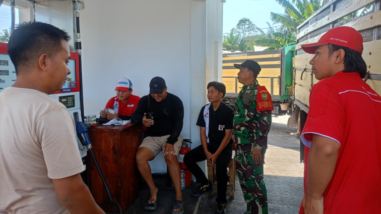 Sertu Ahmad R, Monitoring aktivitas masyarakat pengisian BBM di SPBU Desa Membalong,