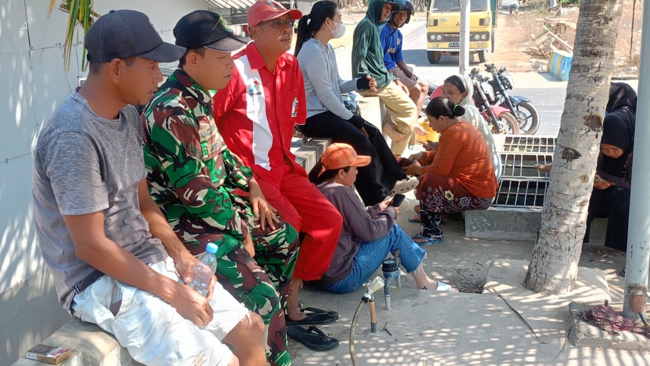 Sertu Ahmad R, Monitoring aktivitas masyarakat pengisian BBM di SPBU Desa Membalong, 8 AddText 09 24 02.19.27