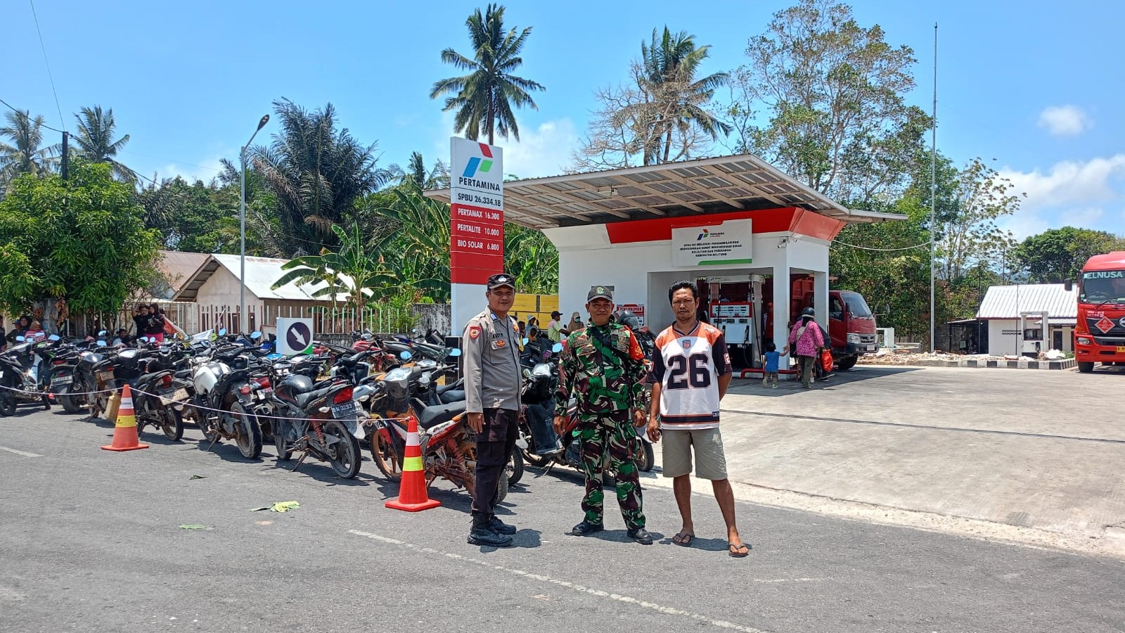 Sertu Ahmad R, Monitoring aktivitas masyarakat pengisian BBM di SPBU Desa Membalong, 9 AddText 09 24 02.19.50